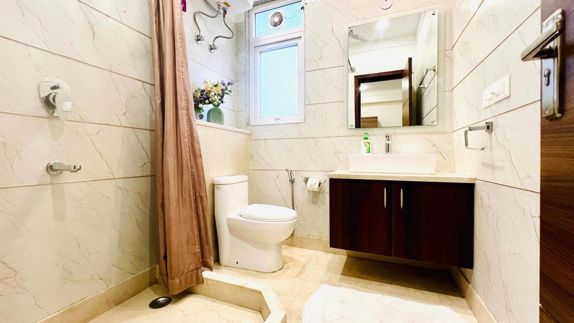 Bluo Studio4 Golf Course Road - Gym, Balcony, Lift Gurgaon Eksteriør bilde