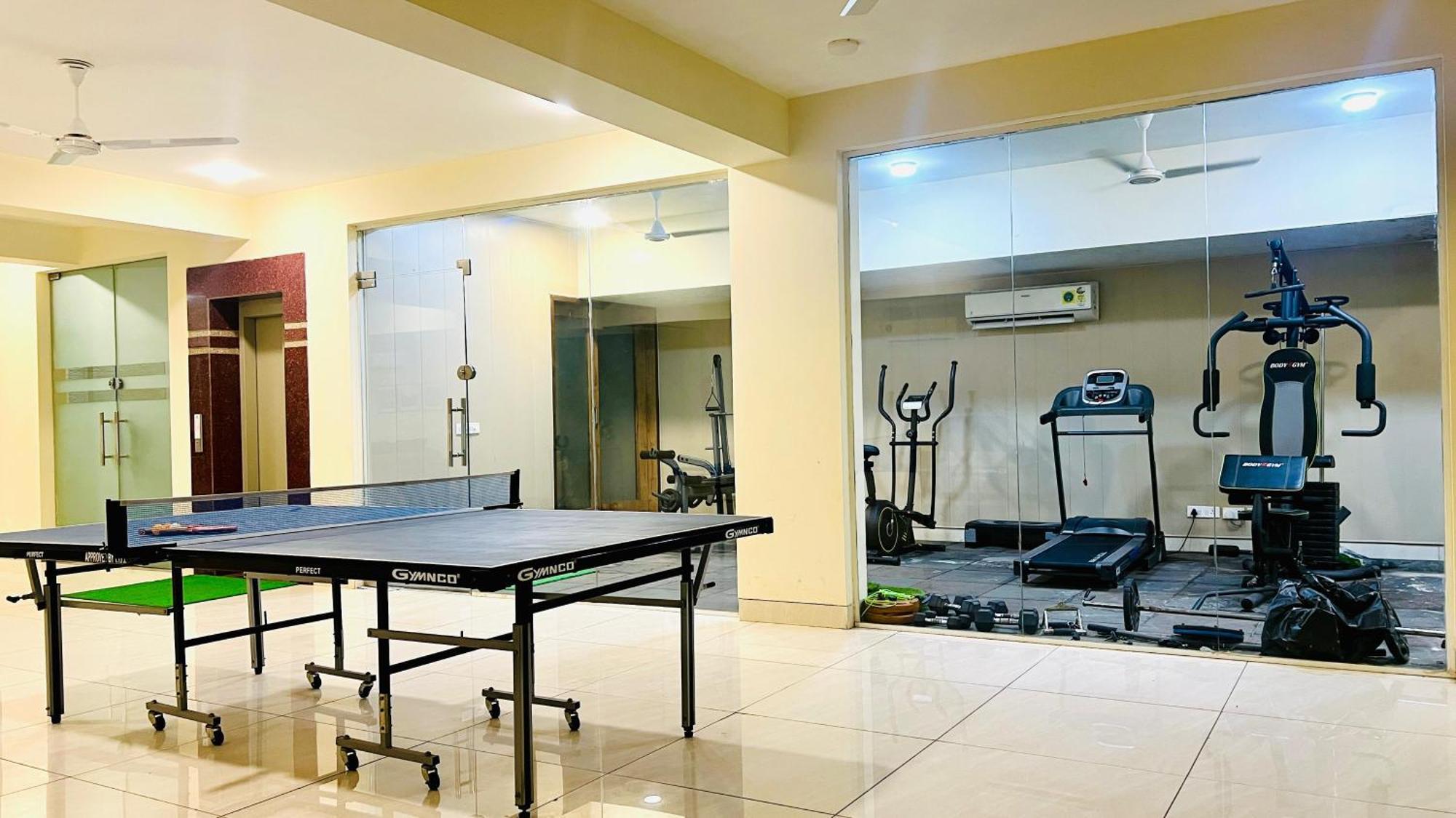 Bluo Studio4 Golf Course Road - Gym, Balcony, Lift Gurgaon Eksteriør bilde