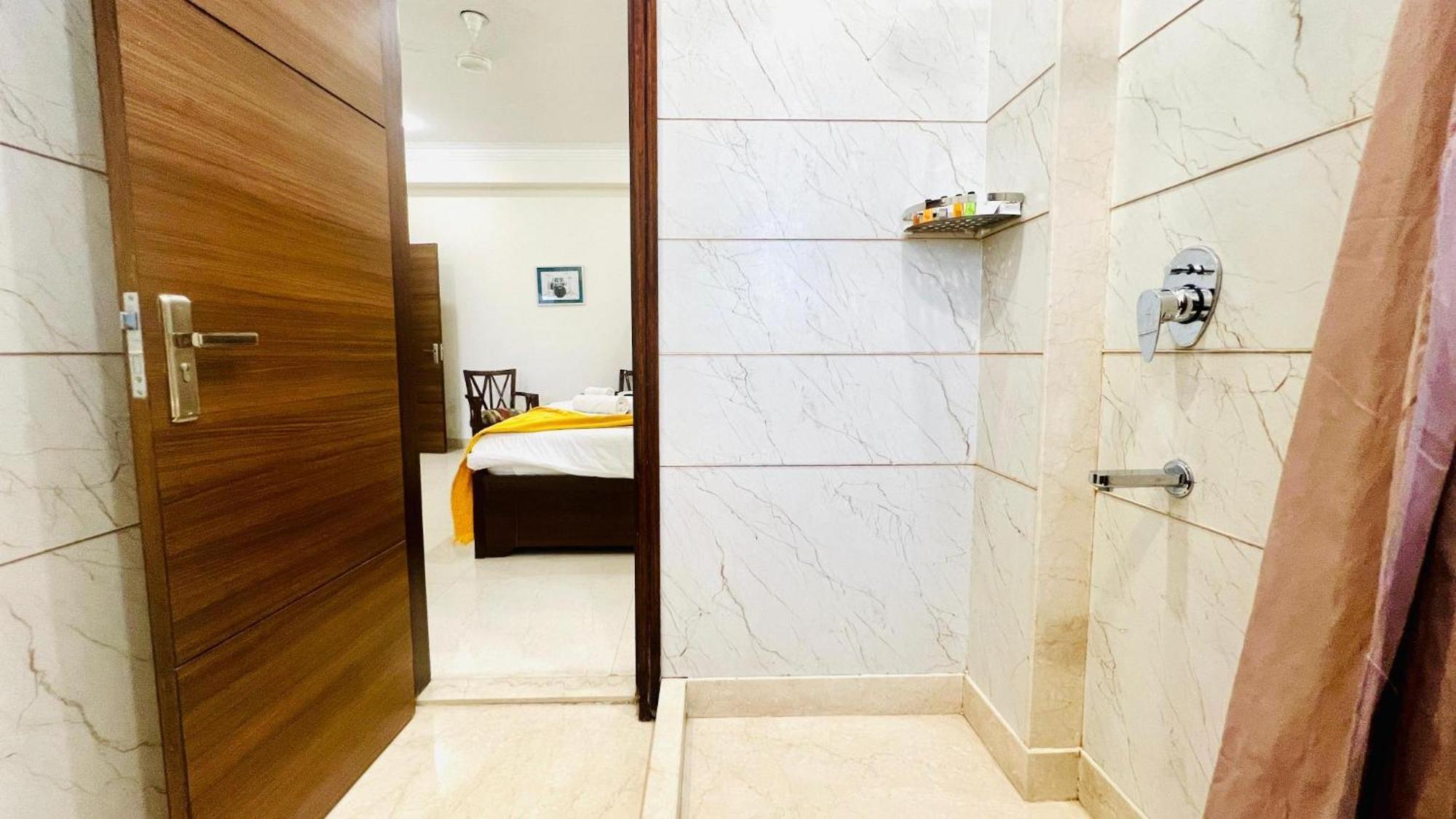 Bluo Studio4 Golf Course Road - Gym, Balcony, Lift Gurgaon Eksteriør bilde