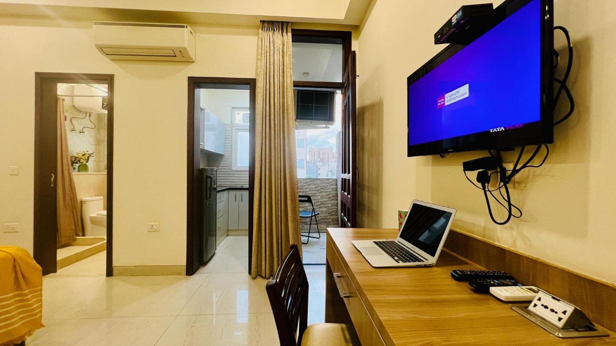 Bluo Studio4 Golf Course Road - Gym, Balcony, Lift Gurgaon Eksteriør bilde