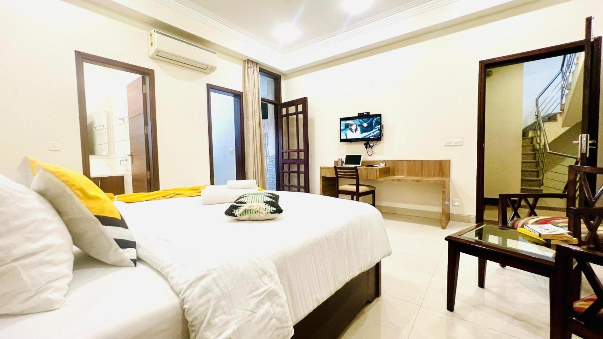 Bluo Studio4 Golf Course Road - Gym, Balcony, Lift Gurgaon Eksteriør bilde